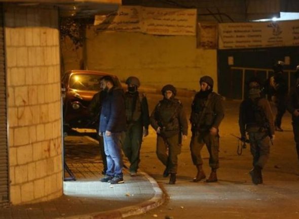بالأسماء: الاحتلال يعتقل 9 فلسطينيين من أنحاء متفرقة من الضفة الغربية