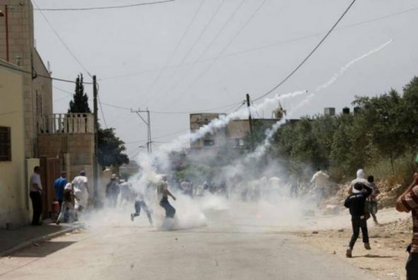 إصابات بالاختناق جراء إطلاق الاحتلال قنابل الغاز في محيط المدارس جنوب الخليل