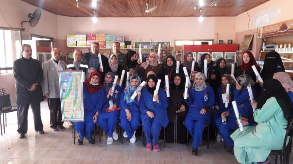 خانيونس : لجان العمل النسائي يشارك اللجنة الشعبية للاجئين بتكريم عاملات النظافة بمستشفى ناصر