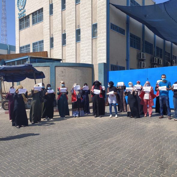 «العمل النسائي» ينظم وقفة احتجاجية أمام مقر «الأونروا» بجباليا رفضاً لآلية توزيع الوكالة المساعدات الغذائية