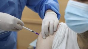 إسرائيل تعتزم اعطاء تطعيم مزدوج ضد الكورونا والإنفلونزا