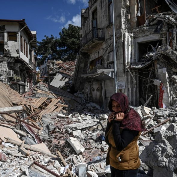 بعد زلزال تركيا.. معاناة مضاعفة للنساء المنكوبات